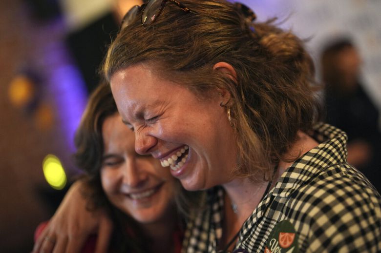 5일 플로리다주 세인트피터즈버그에서 플로리다의 임신중지권을 법적으로 보장하려던 수정안 4번(Amendment 4)이 통과를 위해 필요한 60% 득표에 미치지 못하자, ‘Yes On 4’ 캠페인 지지자들이 웃음 속에 눈물을 흘리고 있다. 세인트피터즈버그/AP 연합뉴스