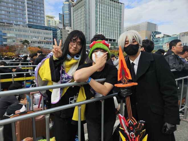 14일 개막한 국내 최대 게임 전시회 ‘지스타(G-STAR) 2024’에서 게임 속 캐릭터를 코스프레한 관람객들. 선담은 기자