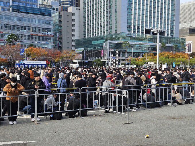 14일 아침 국내 최대 게임 전시회 ‘지스타(G-STAR) 2024’ 개막을 앞두고 관람객들이 부산 벡스코(BEXCO) 앞에서 대기하고 있는 모습. 선담은 기자