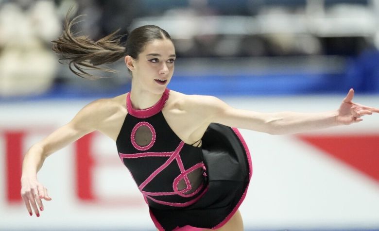 넷플릭스 드라마 ‘오징어 게임’의 경비병으로 분장한 이탈리아 피겨스케이팅 선수 라라 나키 구트만. 연합뉴스