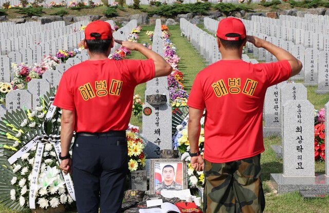 지난 9월26일 오후 대전 유성구 국립대전현충원 내 해병대 채아무개 상병 묘역에서 해병대예비역연대 회원들이 전역복과 모자를 올려놓고 채 상병을 추모하고 있다. 이날 채 상병의 동기(1292기)들은 전역했다. 김봉규 선임기자 bong9@hani.co.kr