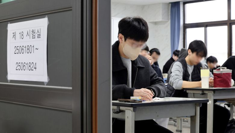 2025학년도 수능이 실시된 지난 14일 오전 인천 동구 동산고등학교에서 수험생들이 시험 시작을 기다리고 있다. 연합뉴스