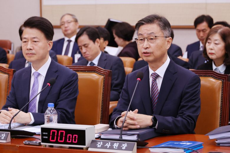 최재해 감사원장이 지난 15일 오전 서울 여의도 국회에서 열린 법제사법위원회의 감사원에 대한 국정감사에서 정청래 위원장의 자료제출 관련 질문에 답하고 있다. 왼쪽이 최달영 감사원 사무총장. 연합뉴스