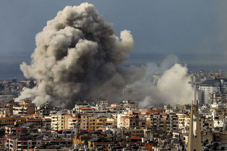 25일(현지시각) 이스라엘군의 공습을 받은 레바논의 수도 베이루트에서 연기가 솟아오르고 있다. AFP 연합뉴스