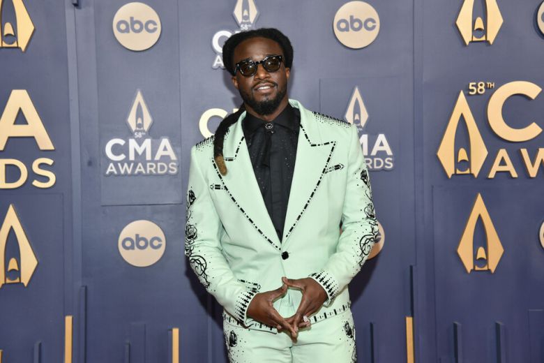 미국 흑인 컨트리 가수 샤부지가 지난 20일(현지시각) 미국 테네시주 내슈빌 브리지스톤 아레나에서 열린 제58회 컨트리음악협회상 시상식에 참석한 모습. 내슈빌/AP 연합뉴스