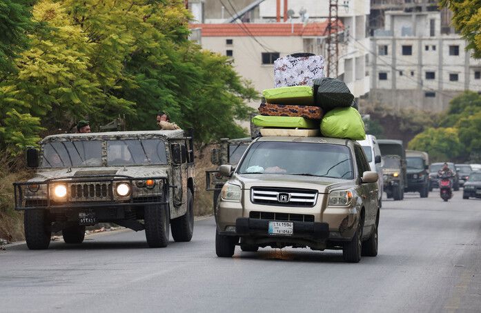 레바논 피란민들이 27일(현지시각) 휴전 소식을 듣고 차에 가재도구 등을 싣고 남쪽 집으로 향하고 있다. 로이터 연합뉴스