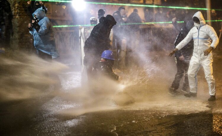 30일(현지시각) 조지아의 야당 지지자들이 수도 트빌리시에서 정부의 유럽연합(EU) 가입 절차 중단 결정에 항의하는 시위를 하자 진압 경찰들이 물대포를 동원해 시위대를 해산시키고 있다. 트빌리시/EPA 연합뉴스