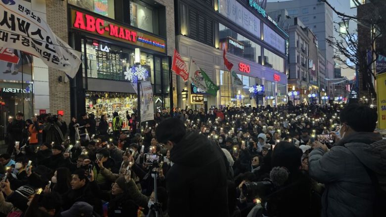 ‘윤석열퇴진 대구시국회의’는 4일 오후 5시께 대구시 중구 씨지브이(CGV)대구한일극장 앞에서 윤석열 퇴진 대구시민시국대회를 열었다. 이번 집회에는 주최 쪽 추산 800여명이 모였다. 김규현 기자