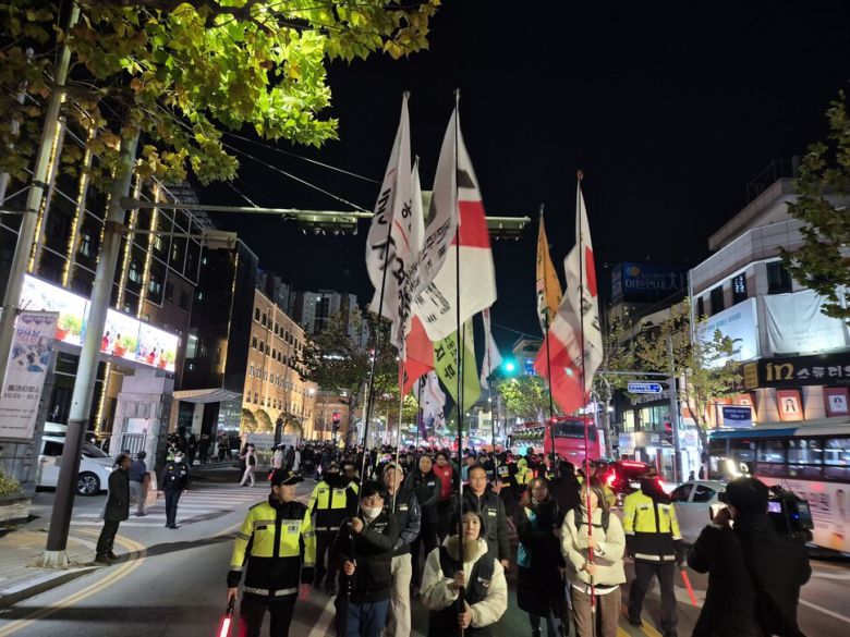 충북시민사회단체 등이 꾸린 충북시국회의가 4일 저녁 충북도청에서 촛불문화제를 열고 거리 행진을 하고 있다. 오윤주 기자