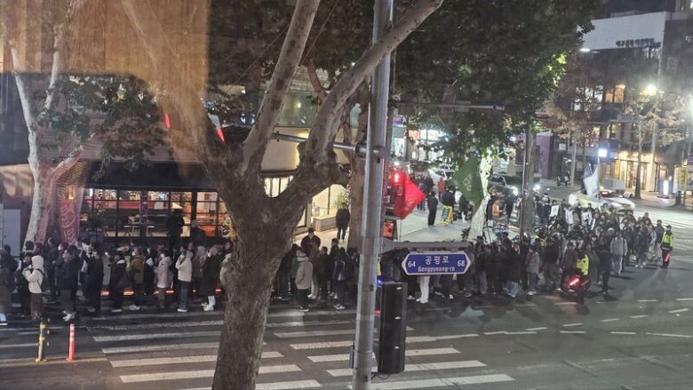 ‘윤석열퇴진 대구시국회의’는 4일 오후 5시께 대구시 중구 씨지브이(CGV)대구한일극장 앞에서 윤석열 퇴진 대구시민시국대회를 연 뒤, 공평네거리∼반월당네거리∼중앙네거리 등을 거쳐 2.4㎞를 행진한 뒤 해산했다. 김규현 기자