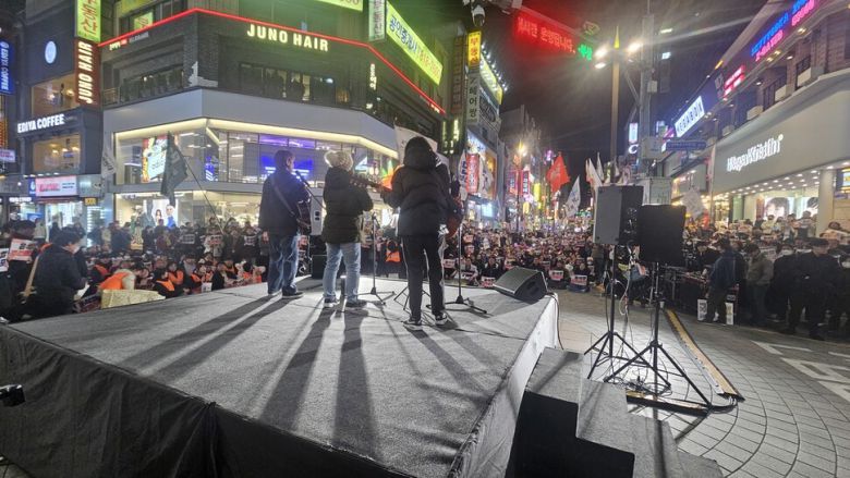 5일 부산 부산진구 서면에서 열린 부산시민대회에서 노래패가 공연을 하고 있다. 김영동 기자