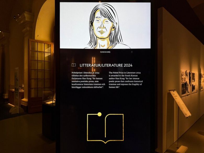 5일(현지시각) 스웨덴 스톡홀름 노벨 박물관에 설치된 한강 작가의 금빛 초상. 사진 장예지 특파원 penj@hani.co.kr