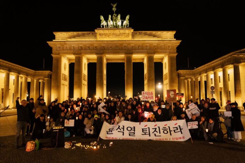 5일 독일 베를린 브란덴부르크문 앞 파리광장에 재외국민들이 모여 윤석열 대통령의 퇴진을 요구하고 있다. 한겨레 독자 제공