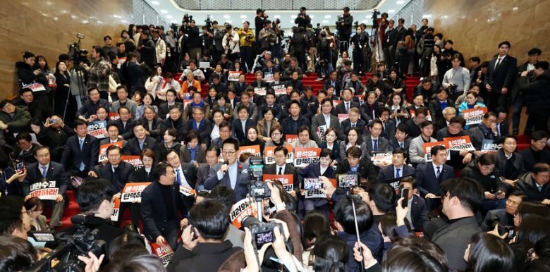 국회 본청 중앙홀에서 더불어민주당 의원들이 윤석열 대통령 탄핵을 주장하고 있다. 김경호 선임기자 jijae@hani.co.kr