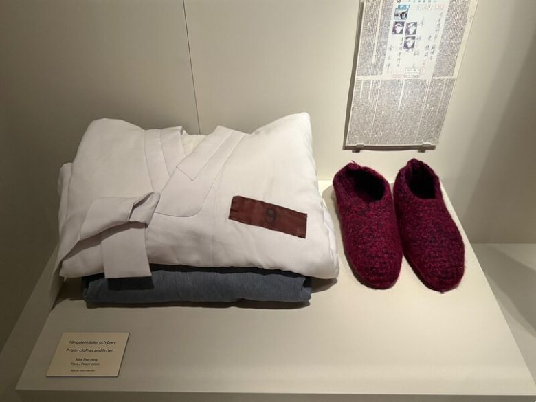 노벨 박물관에 전시된 고 김대중 전 대통령의 소장품. 2000년 노벨평화상을 수상한 김 전 대통령은 청주교도소 수감 생활 중 입었던 수감번호 ‘9’가 적힌 죄수복과 고 이희호 여사가 보내준 털신, 손편지를 기증했다. 사진 장예지 특파원