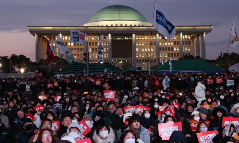 지난 7일 밤 서울 여의도 국회의사당 앞에서 시민들이 국회 본회의장에서 진행되고 있는 김건희 여사 특검 투표 결과를 대형 화면으로 바라보고 있다. 김봉규 선임기자 bong9@hani.co.kr