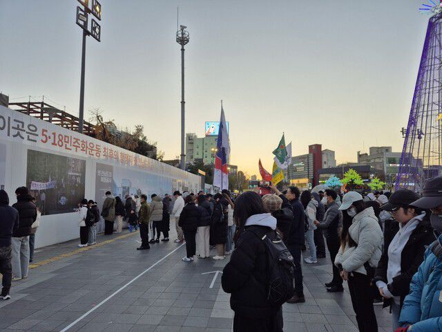 8일 오후 광주 5·18민주광장에서 열린 ‘제5차 광주시민총궐기대회’에서 오후 5시18분에 맞춰 참석자들이 묵념하고 있다. 정대하 기자