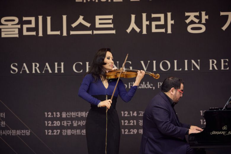 바이올리니스트 사라 장이 9일 서울 서초구 코스모스홀에서 연주하는 모습. 크레디아 제공