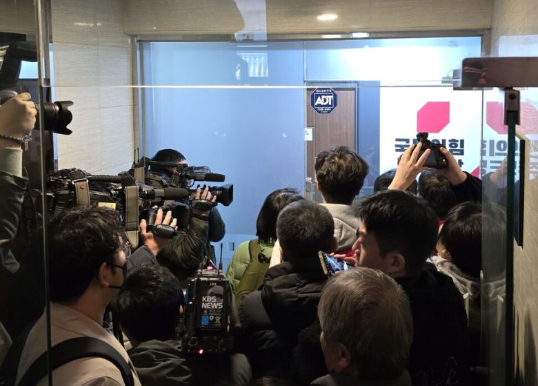 제주지역 3개 진보정당 관계자들이 9일 오전 제주시 연동 국민의힘 제주도당을 항의방문하고 있다. 허호준 기자