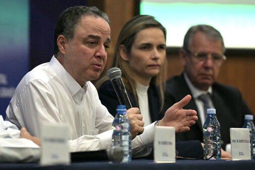 룰라 대통령의 주치의 로베르토 칼릴(왼쪽)이 10일(현지시각) 상파울루 시리오 네바네스(Sírio-Libanês) 병원에서 다른 의료진과 함께 기자회견을 하고 있다. AFP 연합뉴스