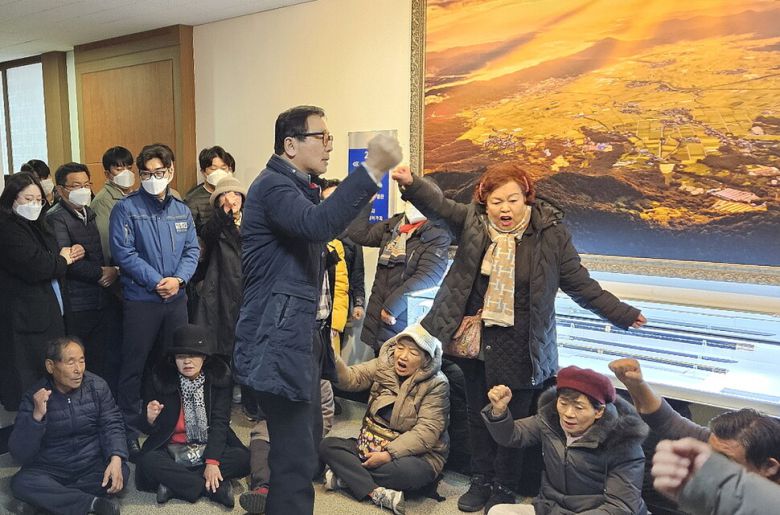 경남 합천군수 사무실 앞에서 가로막힌 ‘12·3 윤석열과 12·12 전두환 심판의 날’ 참가자들이 바닥에 앉아서 항의하고 있다. 최상원 기자