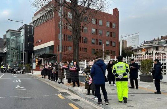 13일 오전 국회의장 공관 앞에 윤석열 대통령 탄핵에 반대하는 시민들이 ‘국회의장은 중립을 지켜라’, ‘국회 회기 내 2차, 3차 탄핵은 불법이다’ 등이 적힌 손팻말을 들고 시위를 하고 있다. 국회의장실 제공