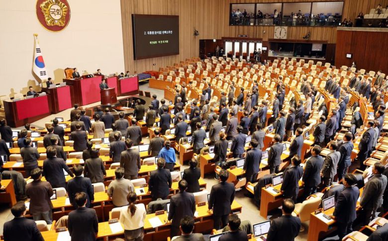 7일 오후 국회 본회의에서 야당 의원들이 윤석열 대통령의 탄핵소추안 표결이 시작되자 퇴장한 국민의힘 의원들의 이름을 일일이 호명하고 있다. 김경호 선임기자 jijae@hani.co.kr