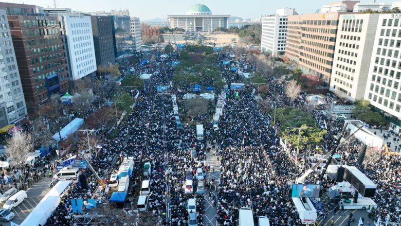 12·3 내란사태 핵심 피의자인 윤석열 대통령에 대한 2차 탄핵소추안 표결을 앞둔 14일 오후 서울 여의도 국회 일대를 가득 메운 시민들이 탄핵을 촉구하고 있다. 김혜윤 기자 unique@hani.co.kr