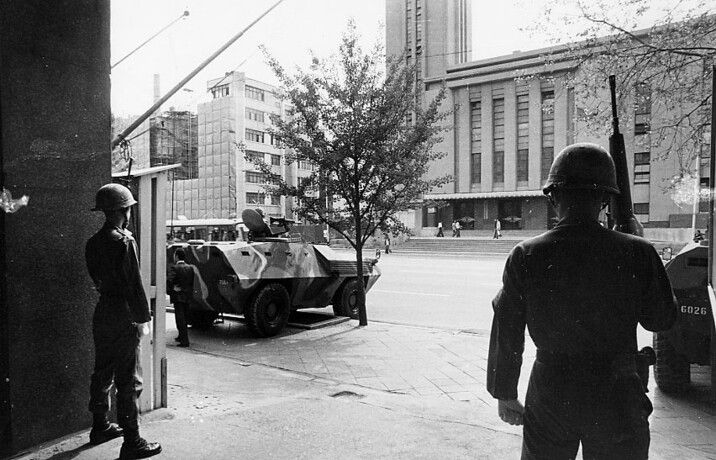 1980년 5월17일 비상계엄확대조치로 서울 세종로 서울신문사 앞에 장갑차를 앞세우고 진주한 계엄군 모습. 한겨레 자료사진