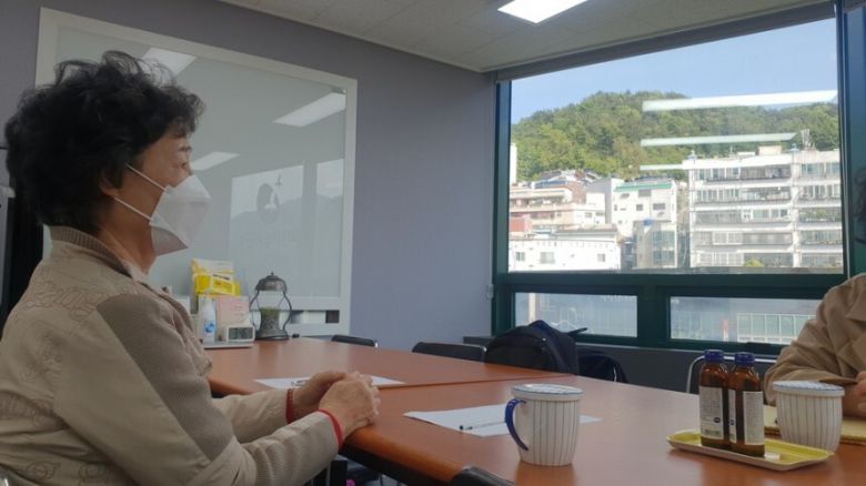 18살 때 자신을 성폭행한 남성에게 저항하다 상해를 입힌 혐의로 유죄 판결을 받은 최말자씨가 56년 만의 재심 청구를 준비하며 지난 2020년 4월30일 부산여성의전화 사무실에서 ‘한겨레’와 인터뷰하고 있다. 오연서 기자