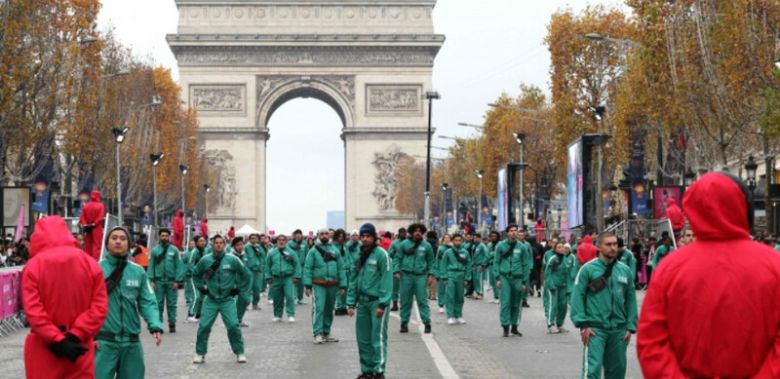 지난 2일 파리 샹젤리제 애비뉴에서 시즌 2 출시를 앞두고 참가자들이 넷플릭스 드라마 ‘오징어 게임’을 원작으로 한 게임에 참여하고 있다. 파리/AFP 연합뉴스