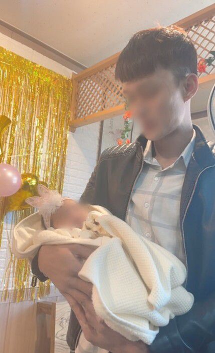 지난 2022년 2월17일 즈엉이 딸을 품에 안고 바라보고 있다. 즈엉과 아내 김윤정씨는 이날 베트남 식당을 빌려 지인들과 함께 딸 김하윤의 출생 한달을 기념하는 잔치를 했다. 한국의 돌잔치(백일잔치)와 같은 베트남의 전통 한달잔치(레 다이 탕)를 열고 9개월 만에 즈엉은 세상을 떠났다. 유족 제공