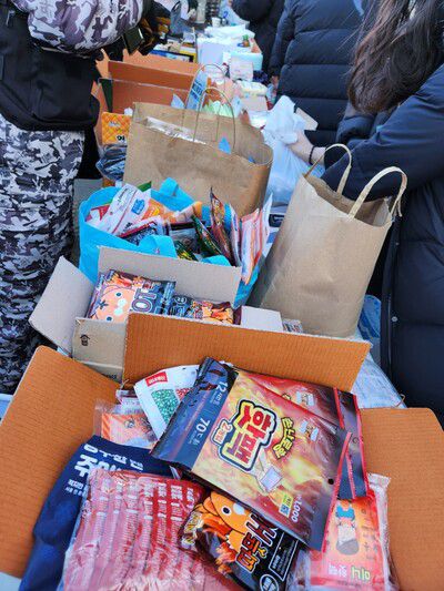 22일 오전 서울 서초구 남태령 일대에서 전국농민회총연맹(전농)의 트랙터를 막은 경찰을 규탄하는 집회에 방한용품과 음료, 음식 등이 배달된 모습. 박고은 기자