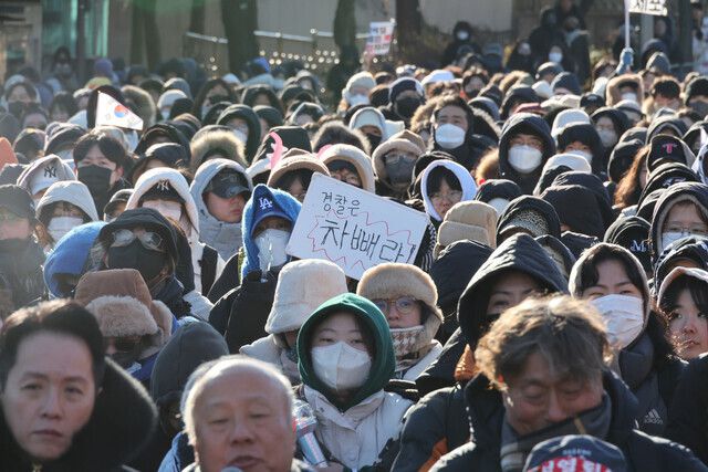 22일 오전 서울 서초구 남태령 일대에서 경찰에 가로막힌 전국농민회총연맹(전농)의 트랙터 행진 집회에 시민들이 함께하고 있다. 김혜윤 기자 unique@hani.co.kr