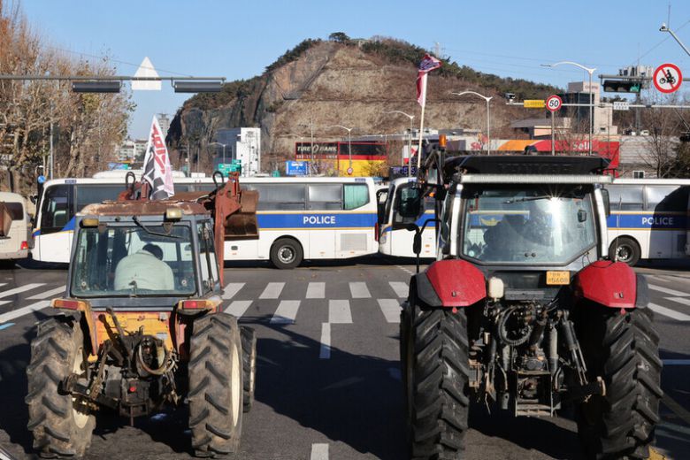 21일 서울 한남동 대통령 관저로 향하던 전국농민회총연맹(전농) 회원과 트랙터 30여대, 화물차 50여대가 서초구 남태령 일대에서 경찰에 가로막히자, 시민들이 연대해 밤샘 대치를 이어갔다. 김혜윤 기자 unique@hani.co.kr