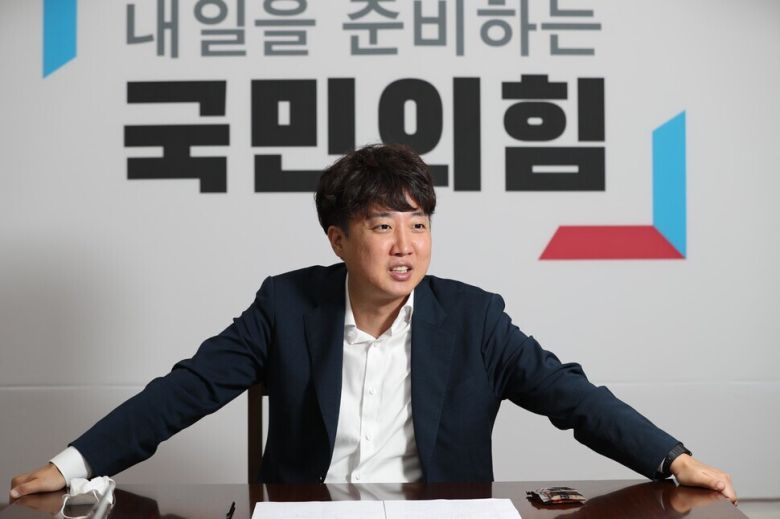 지난 2022년 6월 이준석 당시 국민의힘 대표가 한겨레와 인터뷰 하고 있다. 김봉규 선임기자 bong9@hani.co.kr