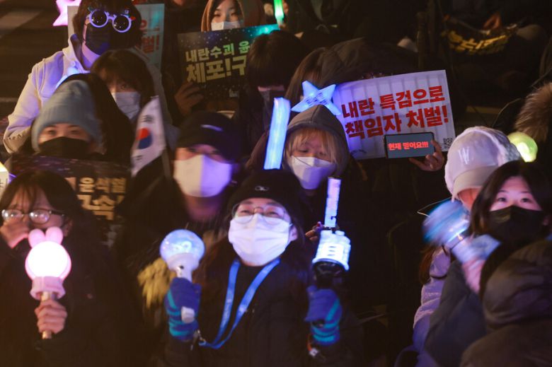 16일 오후 서울 종로구 경복궁 동십자각 인근에서 ‘윤석열즉각퇴진·사회대개혁 비상행동\'이 연 ‘윤석열 즉각 파면·처벌! 사회대개혁! 시민대행진\'에서 참가자들이 헌법재판소의 윤석열 대통령 파면을 촉구하며 응원봉을 흔들고 있다. 연합뉴스