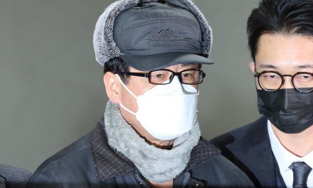 노상원 전 정보사령관(가운데 마스크 쓴 이)이 24일 아침 서울 은평구 서울서부경찰서에서 서울중앙지검으로 송치되고 있다. 김영원 기자 forever@hani.co.kr