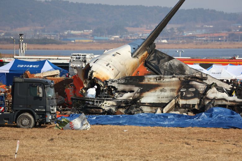 29일 전남 무안군 무안국제공항에서 발생한 제주항공 여객기 충돌 폭발 사고 현장에서 소방구급대원이 사고 여객기 내부를 수색하고 있다. 연합뉴스