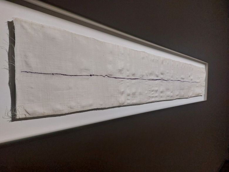 김승영 작가가 세상을 떠난 어머니의 숨결을 떠올리며 수의 천에 수놓은 작품인 ‘보라’. 생전 어머니가 가장 좋아했던 색깔인 보라색의 실로 어머니가 세상을 떠나기 직전의 심장박동 그래프 모양을 직접 수로 옮겼다. 노형석 기자