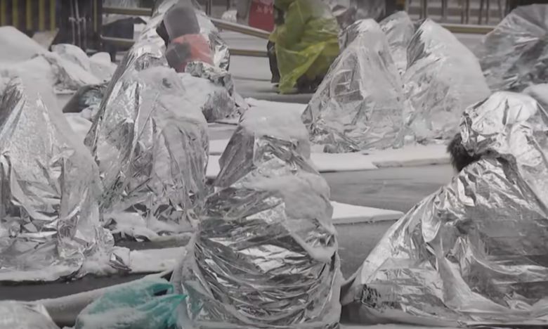 서울 전 지역에 대설주의보가 내려진 5일 오전 서울 용산구 관저 인근 ‘노동자 시민 윤석열 체포대회’ 농성장에서 은박지를 뒤집어쓴 시민들이 농성하고 있다. MBC 뉴스 갈무리