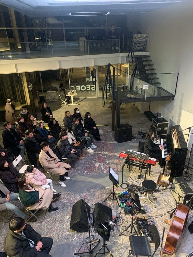 지난 12월22일 서울 마포구 서보미술공간 서울에서 열린 이선지 7집 ‘이터널’ 쇼케이스. 이선지 제공