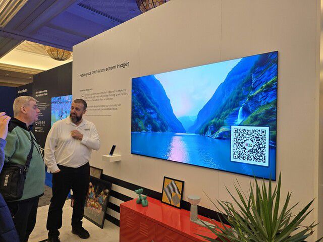 5일(현지시각) 미국 라스베이거스에서 열린 삼성전자의 ‘퍼스트룩 2025’ 행사에서 관람객이 원하는 이미지에 관한 몇 가지 질문에 답하자 비전AI가 뚝딱 이미지를 만들어 티브이 화면에 보여주고 있는 모습. 남지현 기자