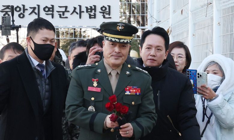 해병대 채아무개 상병 순직 사건과 관련해 항명과 상관명예훼손 혐의로 기소된 박정훈 전 해병대 수사단장(대령)이 9일 오전 서울 용산구 국방부 군사법원에서 열린 1심 선고 공판을 마치고 법원을 나오고 있다. 신소영 기자 viator@hani.co.kr