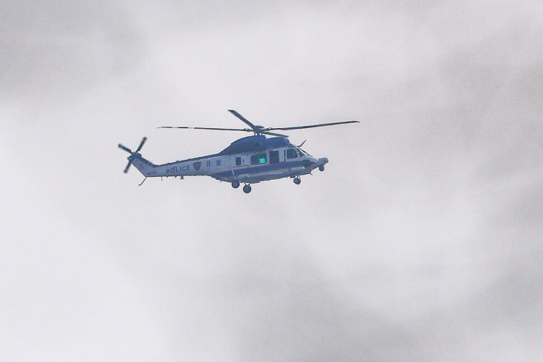 고위공직자범죄수사처가 윤석열 대통령에 대한 체포영장을 다시 발부받은 다음 날인 8일 오전 서울 용산구 한남동 대통령 관저 인근에서 경찰 헬기가 비행하고 있다. 연합뉴스