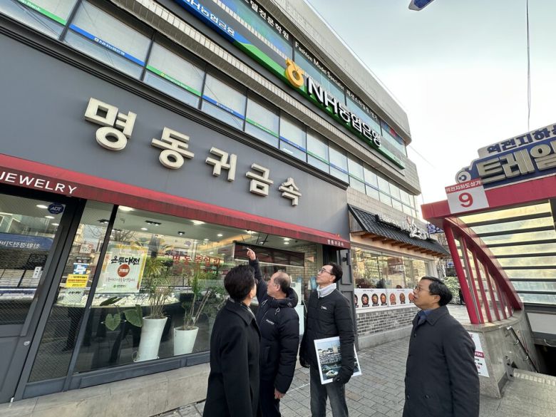 이광진 대전경실련 기획위원장이 대전역 앞 한 상가에서 NH농협으로 바꿔 옛 은모래다방 자리를 가리키고 있다. 송인걸 기자