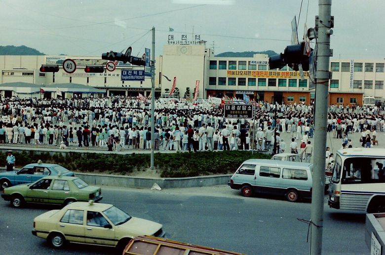 1987년 6월 항쟁 당시 대전역 광장에서 열린 집회. 대전민주화운동계승사업회 제공