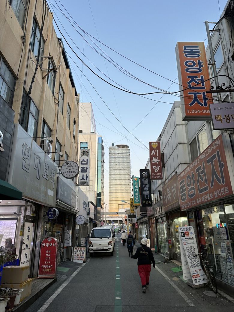 코레일 본사 건물이 보이는 대전역 앞 중앙시장 쪽 골목길은 50여년 보석가게·시계점·전파사 등이 자리 잡고 있다. 송인걸 기자