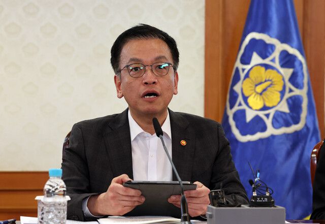 최상목 대통령 권한대행 부총리 겸 기획재정부 장관이 10일 오후 서울 종로구 정부서울청사에서 열린 사회 1분야 주요현안 해법회의에서 머리발언을 하고 있다. 한겨레 김태형 기자 xogud555@hani.co.kr