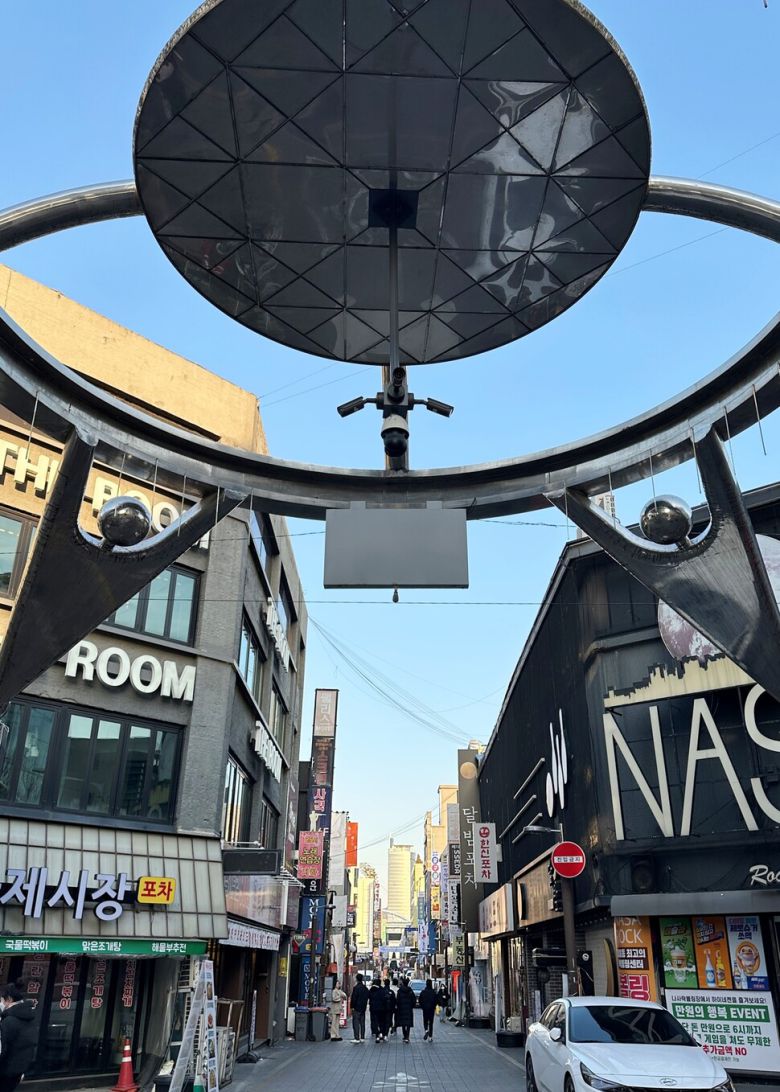 대전중부경찰서 옆 골목길은 대전역 코레일 본사 건물까지 한눈에 보인다. 세대는 바뀌었지만 여전히 젊은이들의 아지트 구실을 한다. 송인걸 기자